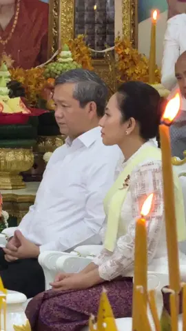 សម្តេចធិបតីនាយករដ្ឋមន្រ្តី​ និងលោកជំទាវបណ្ឌិតអញ្ជេីញកាន់បិណ្ឌ​ និងភ្ជុំបិណ្ឌនៅវត្តវាំងចាស់