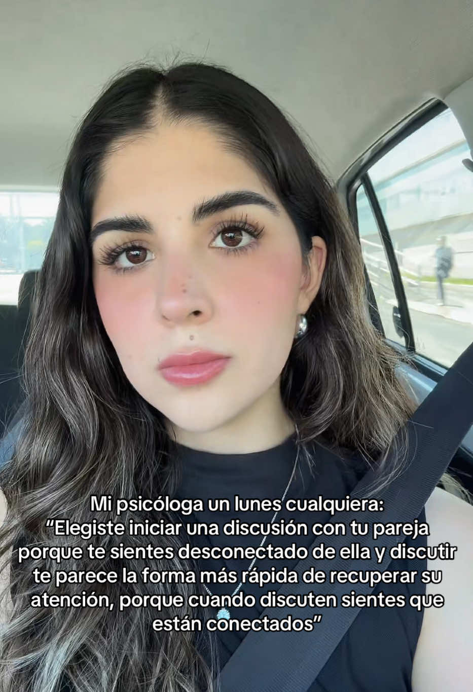 A veces creemos que las discusiones en pareja solo se dan por enojo o diferencias, pero en realidad muchas nacen de algo más profundo: la necesidad de conexión. Cuando te sientes desconectado de tu pareja, aparece la frustración, el miedo a no ser visto o la sensación de que algo se está perdiendo. Y como no siempre sabemos cómo expresar esa vulnerabilidad, el conflicto parece una vía rápida: al discutir logras que la otra persona te mire, te responda y esté presente contigo, aunque sea desde el enojo. #Relationship #novios #pareja 