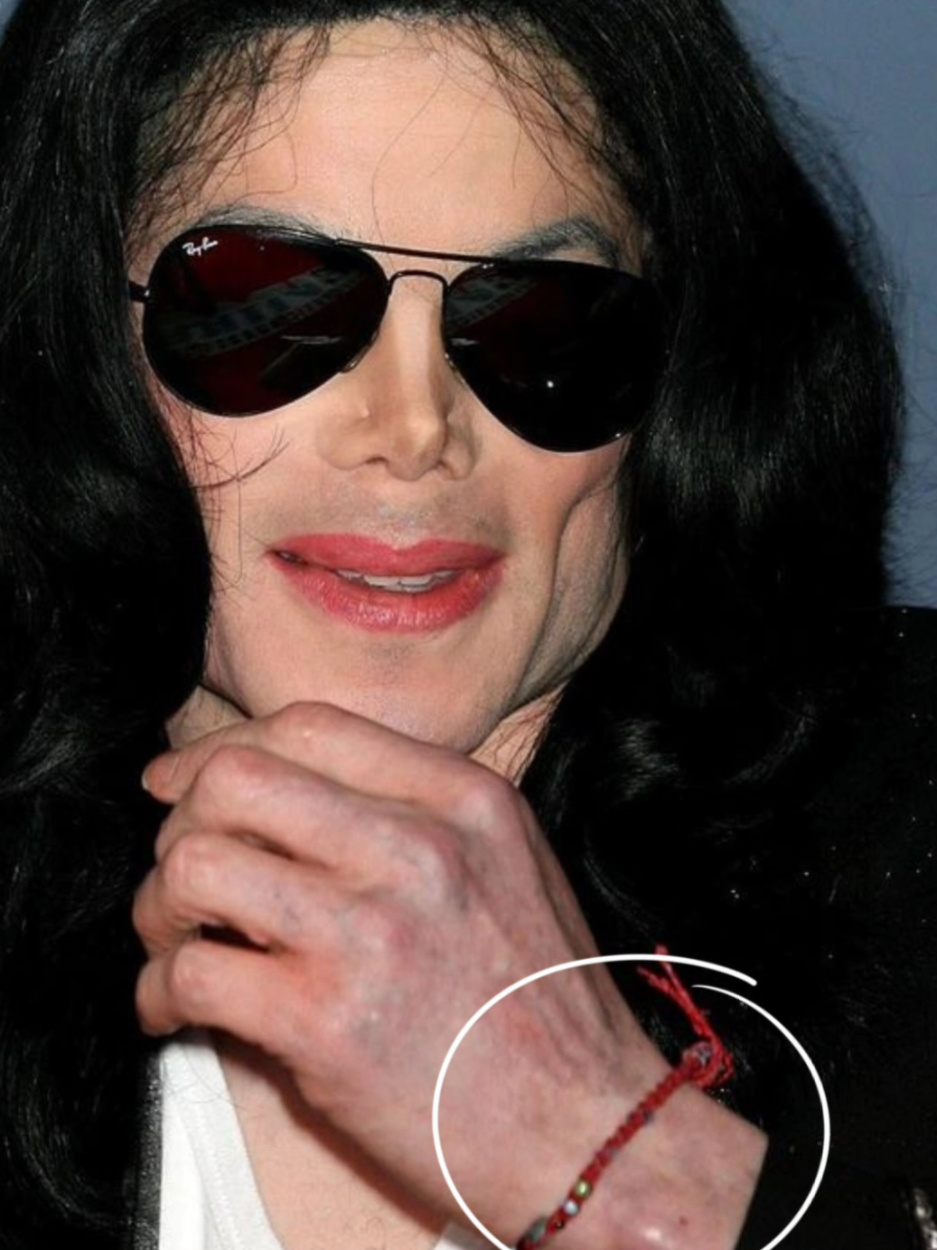 Por que todas essas estrelas usam o mesmo fio vermelho? seria para eles um símbolo oculto, ou apenas um simples amoleto?. #teoria #conspiracy #conspiracytiktok #celebridades #kabbalah 