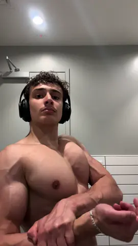 White girl music + good pumps #GymTok #biceps #veins #workout #phyisque 