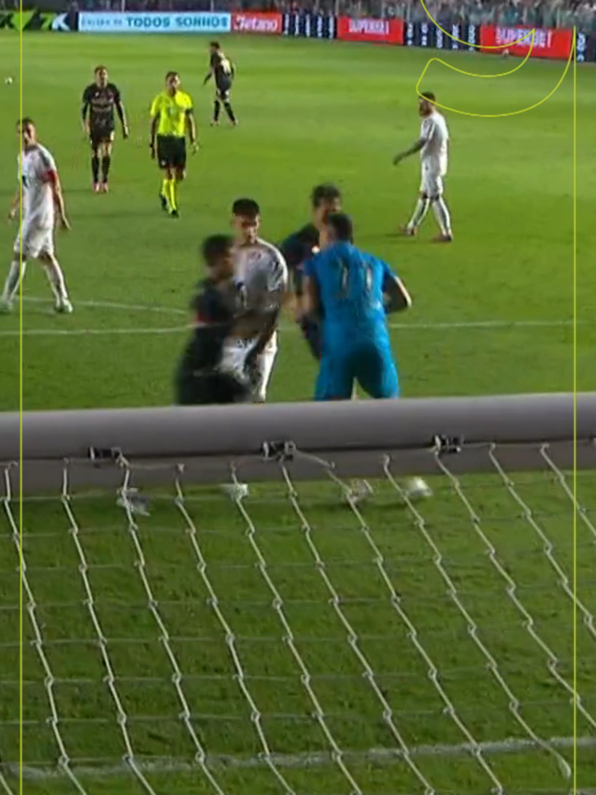 Brazão e Rigoni foram punidos com cartão amarelo após desentendimento na reta final de Santos x São Paulo. #futebol #santos #sãopaulo #brasileirão #ge