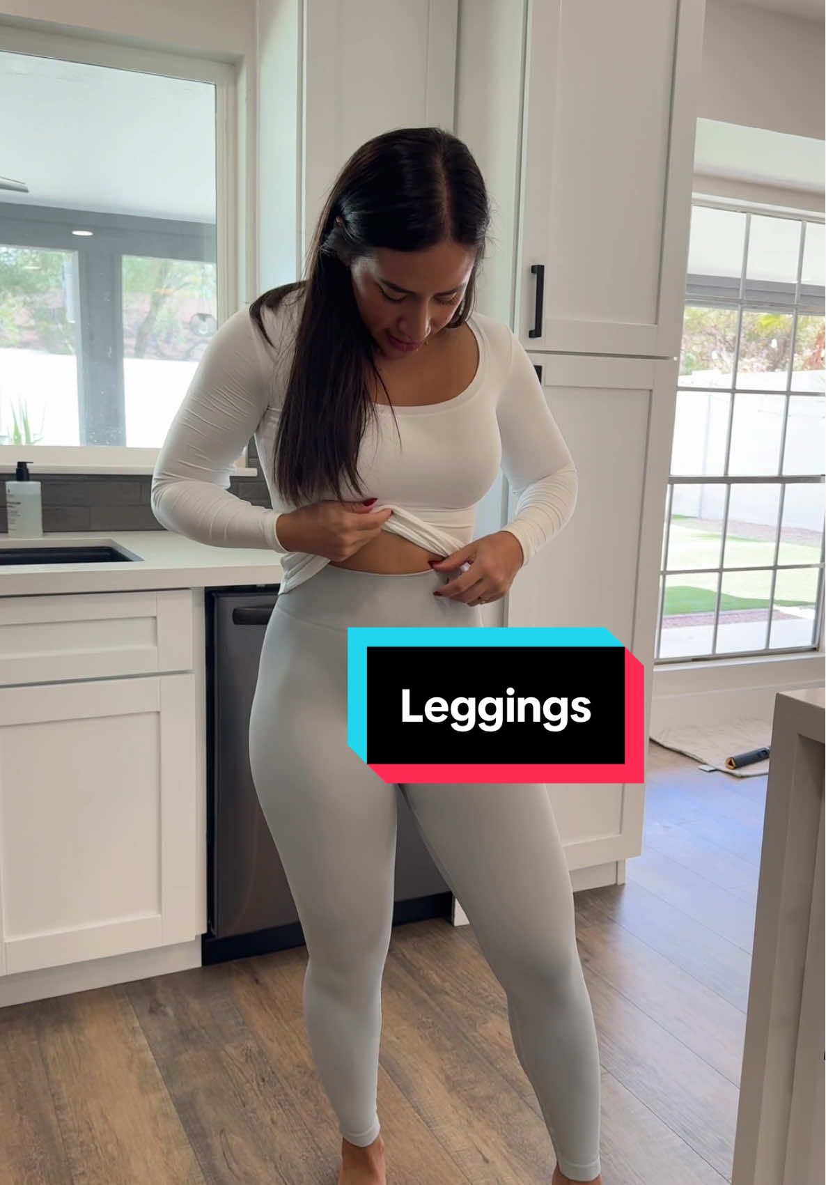 These high waisted, seamless leggings are so flattering and hug my curves so well☺️ ##leggingsoftiktok##leggingsreview##gymapparel##gymleggings##workoutoutfit