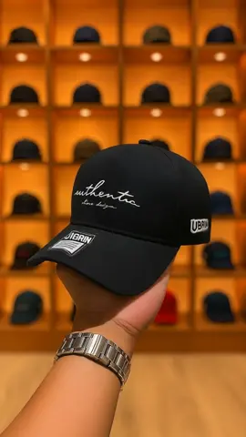 Topi premium UBRIN – desain simple, nyaman dipakai, dan cocok untuk gaya streetwear harian. Tampilan modern dengan detail embroidery yang membuat look kamu makin keren! Hashtag: #UBRINCap #TopiStreetwear #OotdStyle #CasualLook #FashionPria 