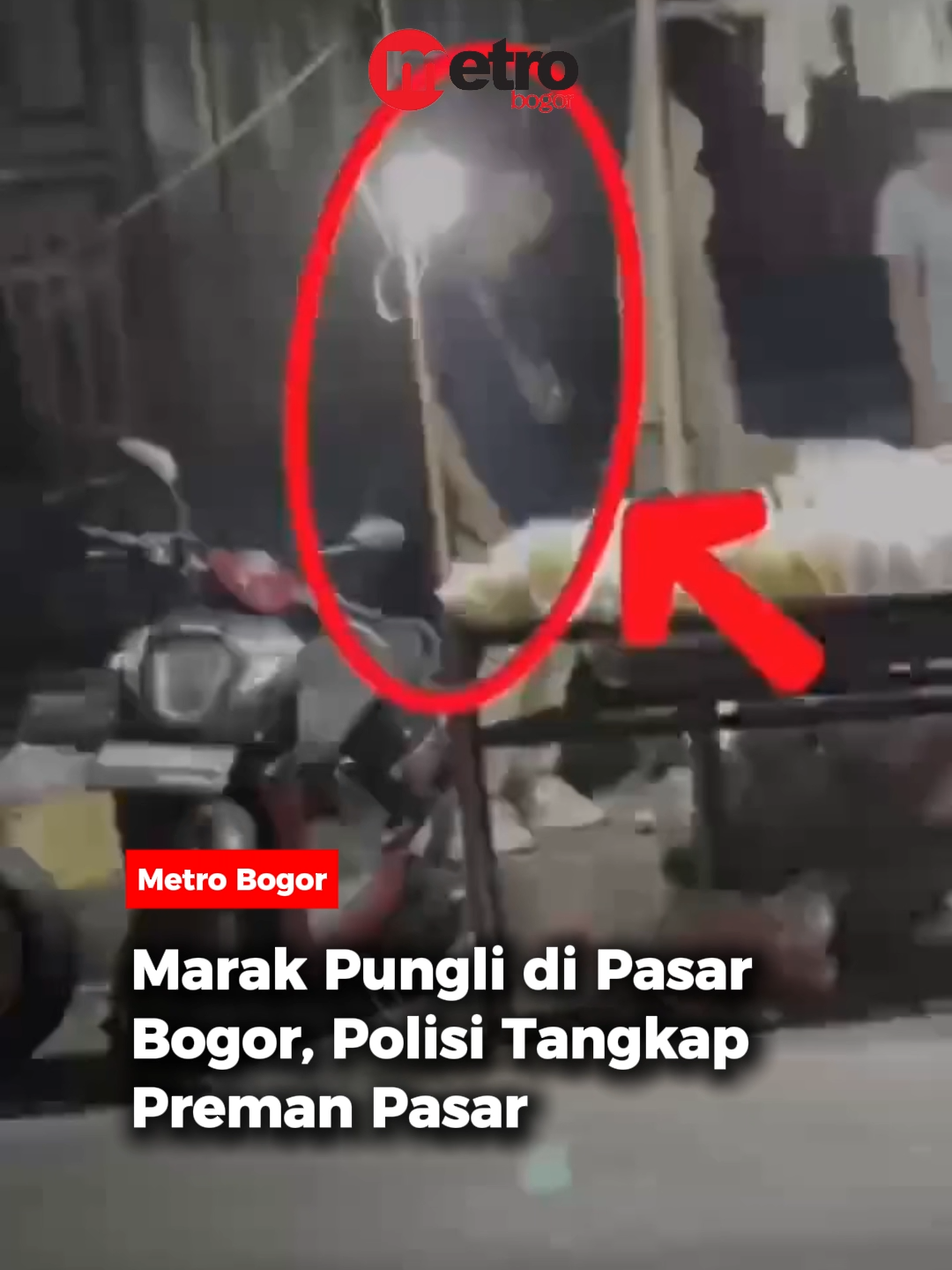 Anggota Opsnal Sat Reskrim Polresta Bogor Kota bersama Opsnal Polsek Bogor Tengah melakukan razia premanisme di kawasan Pasar Bogor, Jalan Roda, Senin (22/9). Petugas mendapati satu orang preman yang tertangkap tangan melakukan pungutan liar (pungli) terhadap pedagang. 🎥: polrestabogorkota #metrobogor #bacametrobogor #punglidipasarbogor #premanpasar #diringkuspolisi