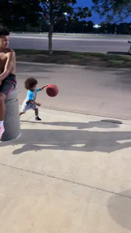 #babyballer #2yearold #viraltiktok #basketballtiktok #Basketball #ballislife #babydribbler #family #brothers #virial #sports #outside #ballhandling 