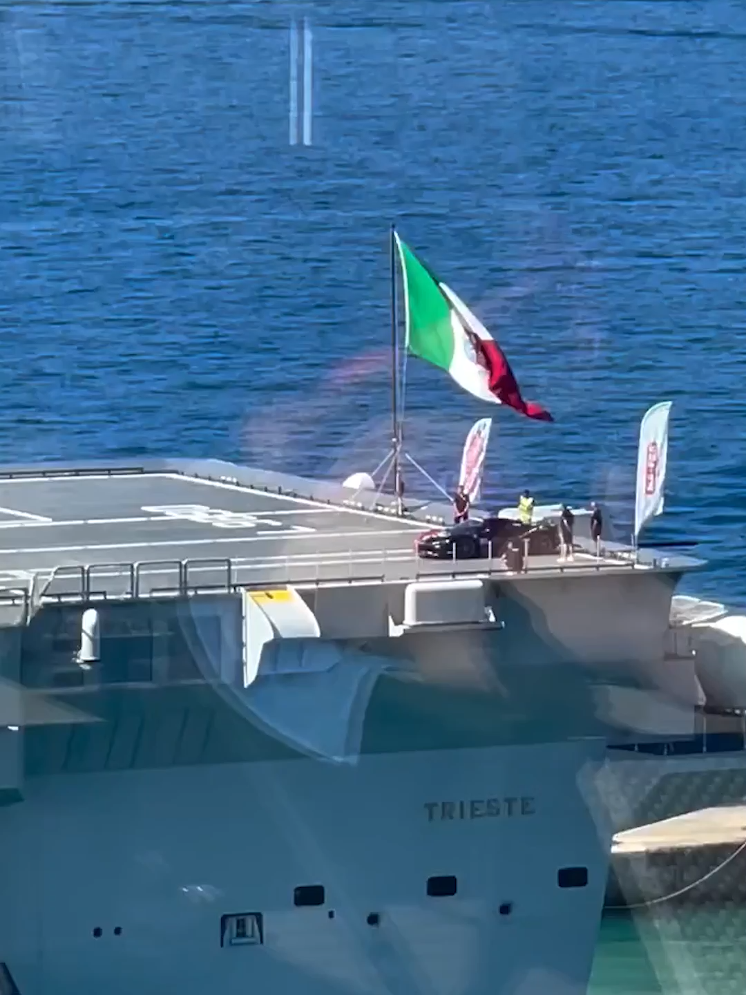 El corredor Fabio Barone estableció un récord mundial de velocidad (162km/h), en un Ferrari SF90, sobre la cubierta del buque anfibio de la Marina italiana, 