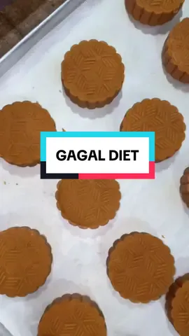besok - besok aja terus diet nyaa 😭 apalagi yang di suguhi mooncake ini , ya mana tahaan gayss 🤤😍🤩#mooncakefestival #mooncakes #fypage #viraltiktok #halalfood 