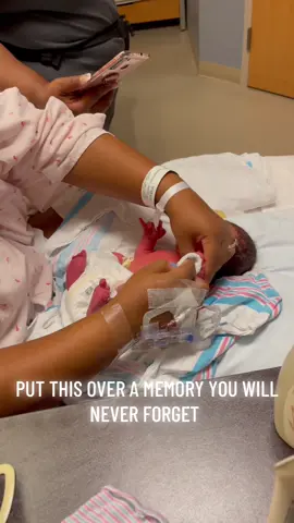 Pops 1st Bath 🥰🥰#greenscreenvideo #babiesoftiktok #newborn #bathtime #creatorsearchinsights 