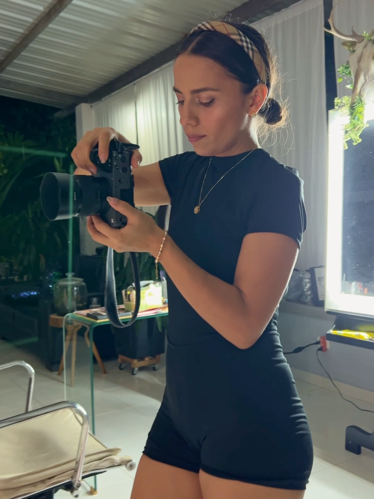 No importa cuántas veces repitamos una pose, lo importante es que en cada intento te sientas más segura y más conectada contigo misma. 🤍📸 Yo estoy ahí, ajustando el ángulo, cuidando tu cabello, recordándote lo hermosa que eres. And suddenly, sin darte cuenta, estás brillando con tu propia luz. ✨ That’s the magic I love to capture. 📷⚡ #pose #fotografia