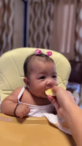 #baby#babyeating#eatingapple#fyppppppppppppppppppppppp#fyp 