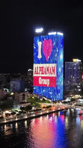 M LANDMART RESIDENCES ĐÀ NẴNG VỀ ĐÊM. 💥 M Landmark Residences là tổ hợp căn hộ cao cấp nằm trong tòa tháp M Landmark Tower - công trình biểu tượng cao nhất tại trung tâm Đà Nẵng, tọa lạc tại số 58 Bạch Đăng, phường Hải Châu . Dự án được triển khai bởi Công ty Cổ phần Địa ốc Foodinco (thuộc Tập đoàn Alphanam) và vận hành bởi thương hiệu khách sạn danh tiếng Marriott International, mang đến tiêu chuẩn sống đẳng cấp quốc tế. Tòa tháp gồm 45 tầng nổi và 4 tầng hầm, được thiết kế bởi DP Architects (Singapore), với quy mô tổng thể bao gồm khách sạn Courtyard by Marriott, căn hộ dịch vụ Marriott Executive Apartments và khu căn hộ lưu trú cao cấp M Landmark Residences từ tầng 30 đến tầng 43. 🔰 Dự án cung cấp tổng cộng 224 căn hộ cao cấp với diện tích đa dạng từ 43 đến 266m², có thiết kế hiện đại, đón ánh sáng tự nhiên và tầm nhìn bao quát toàn cảnh sông Hàn và trung tâm thành phố. Các tiện ích nội khu đạt chuẩn 5 sao bao gồm hồ bơi vô cực rộng hơn 500m², sky-bar, lounge trên tầng cao, trung tâm thương mại, spa, gym, sân chơi trẻ em, trường mầm non chuẩn Singapore, bãi đỗ xe thông minh và khu vực quảng trường ngắm pháo hoa. Với vị trí 