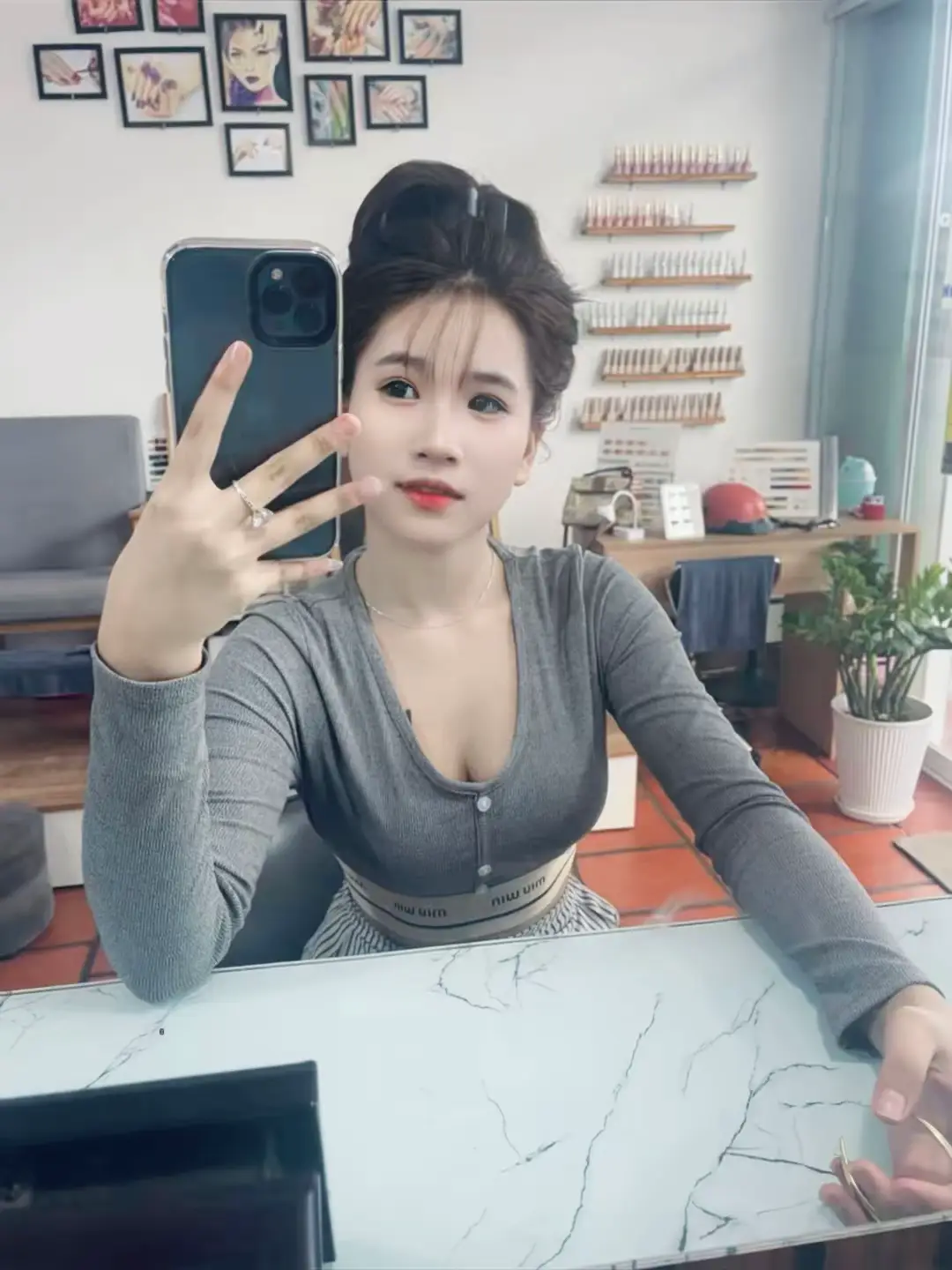 Hoá ra thứ đau lòng nhất không phải là chia tay, mà là vẫn còn thương nhưng không thể bên 