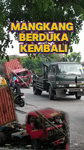 belum genap seminggu mangkang kembali terjadi lagi laka truk kontainer di dpn terminal mangkang. #infoterkini #infosemarang #infokendal 