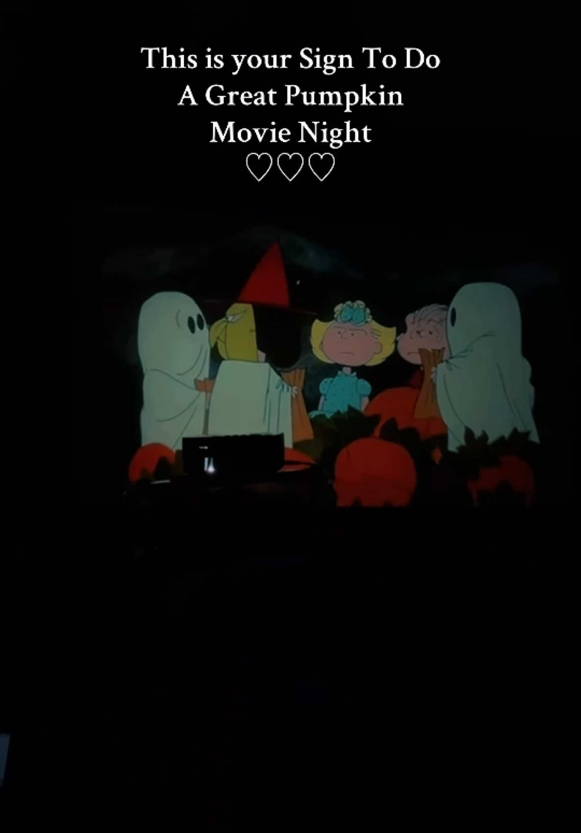Shoutout to my parents for hosting🧡🎃👻✨ #familia #tialife #greatpumkin #halloween #movienight #charliebrown 