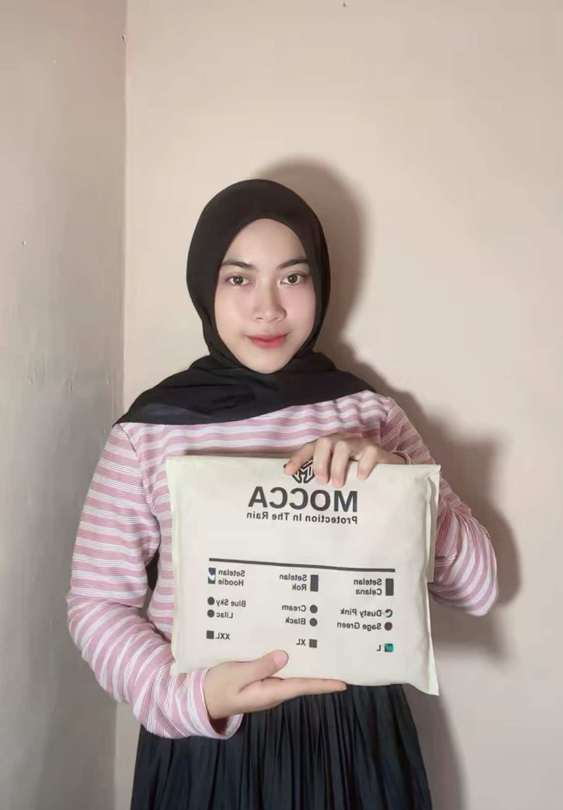 Hujan deras? NO WORRY! 🔥 Jas hujan kece + stylish dari MOCCA, tebal, elastis, anti rembes! 👕 Model setelan baju & celana, tetap nyaman & fashionable walau hujan deras! 💸 Harga normal Rp130.000 ➝ sekarang cuma Rp75.300 ✨ 🚚 GRATIS ONGKIR + bahan PVC premium, tahan lama! ☔ Jangan tunggu basah kuyup ➝ klik Beli Sekarang biar tetap kece meski hujan! #JasHujanKeren #OOTDhujan #RainOutfit #AntiRembes #TikTokMadeMeBuyIt