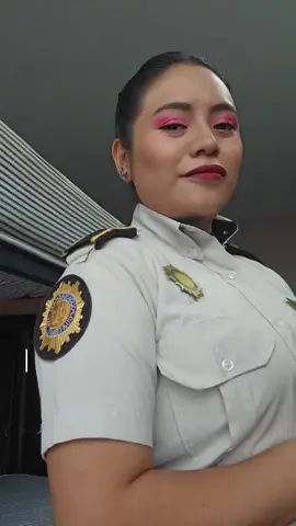 Instagram: weendy_ramoos  Mi uniforme y mi traje típico o indumentaria maya no son opuestos, son la misma historia contada en dos lenguajes. El uniforme representa la ley y el deber, la indumentaria maya, la resistencia y la identidad. CUANDO DESPUES DE CUMPLIR MI LABOR, me pongo mi indumentaria maya, estoy haciendo mucho mas que cambiar de ropa, estoy manteniendo viva mi identidad cultural y mostrando al mundo que mis raíces no se pierden, sino que se honran y se fortalecen!  PD: estaba practicando con el sombreado de ojos así que lo siento si no les parece bonito!🤭 #15deseptiembre #parati  #mujer #mujer #uniforme 