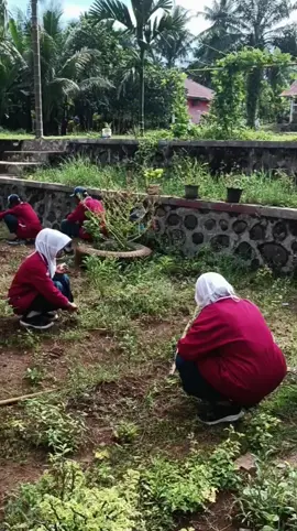 Kebersihan memiliki hubungan yang erat dengan pola belajar murid. Lingkungan belajar yang bersih dan rapi membuat murid merasa nyaman serta lebih mudah berkonsentrasi. Sebaliknya, ruang kelas yang kotor dapat mengganggu kesehatan dan menurunkan semangat belajar. Dengan terbiasa menjaga kebersihan, murid juga belajar melatih disiplin dan tanggung jawab, sehingga pola belajar mereka menjadi lebih teratur. Oleh karena itu, menjaga kebersihan bukan hanya soal kesehatan, tetapi juga menjadi kunci terciptanya suasana belajar yang efektif dan menyenangkan..  #bersih #bersihbersih #spendujuh #senin  #worldcleanupday 