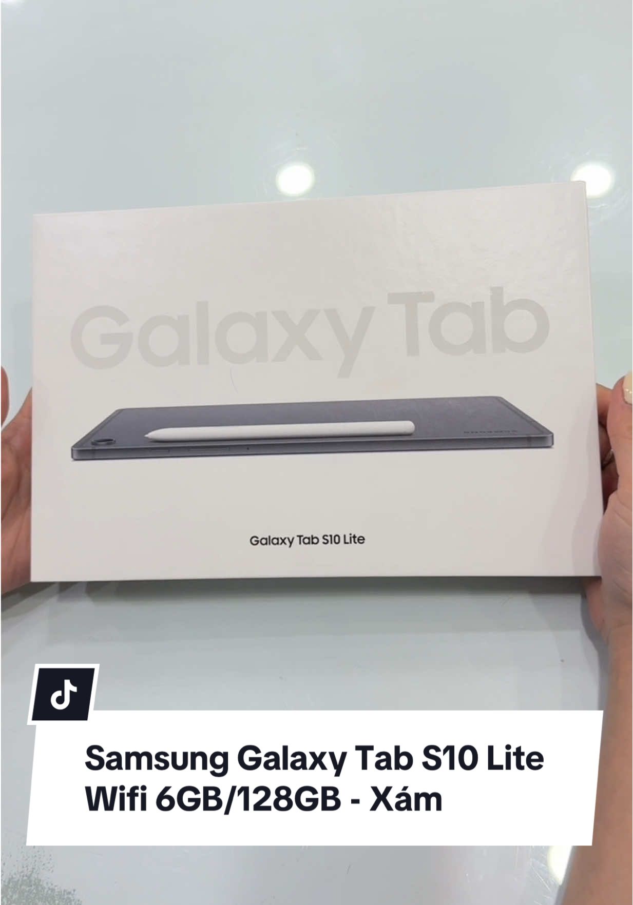 Samsung Galaxy Tab S10 Lite Wifi 🎖️🎖️ (6GB/128B) ✅ Ưu điểm nổi bật 	1.	Hiệu năng ổn trong phân khúc tầm trung 	•	Được trang bị chip Exynos 1380 — đây là chip 5nm, có hiệu suất đủ mạnh để dùng hàng ngày, làm việc học tập, xem phim, giải trí nhẹ.   	•	RAM 6 GB + bộ nhớ trong 128 GB — cũng là mức vừa phải, đáp ứng lưu trữ ứng dụng, tài liệu, media mà không lo thiếu ngay lập tức.   	2.	Pin lớn, dùng lâu 	•	Viên pin dung lượng lên tới 8.000 mAh — thoải mái sử dụng trong nhiều giờ liên tục cho các tác vụ như học, giải trí, xem phim.   	•	Hỗ trợ sạc nhanh (mặc dù không cao như các flagship, vẫn giúp rút ngắn thời gian chờ).   	3.	Màn hình tốt trong tầm giá 	•	Kích thước 10,9 inch với độ phân giải WUXGA+ (2112×1320) — đủ chi tiết cho xem video, đọc sách, làm việc đa nhiệm.   	•	Màn hình hỗ trợ công nghệ Vision Booster, độ sáng tối đa khoảng ~600 nits — giúp nhìn tốt hơn ngoài trời.   	•	Có chứng nhận giảm ánh sáng xanh → giảm mỏi mắt khi sử dụng lâu.   	4.	S Pen đi kèm + tính năng hỗ trợ sáng tạo, học tập 	•	Máy đi kèm bút S Pen trong hộp — đây là lợi thế lớn so với nhiều máy trong cùng tầm.   	•	Hỗ trợ nhiều ứng dụng sáng tạo / ghi chú / làm việc tài liệu như GoodNotes, Clip Studio Paint, Notion…   	•	Tính năng phần mềm thông minh, ví dụ “Khoanh tròn để tìm kiếm”, viết tay → chuyển chữ viết tay thành văn bản số, giải toán trực tiếp từ viết tay, chia màn hình (multitasking) cực kỳ hữu ích.   	5.	Thiết kế & trọng lượng hợp lý 	•	Máy mỏng ~ 6,6 mm và trọng lượng khoảng 524g — khá nhẹ so với nhiều máy tính bảng khác khi cầm tay lâu, mang theo di chuyển.   	•	Có các lựa chọn màu sắc: Xám, Bạc, San hô (“Coral red”) — giúp người dùng có lựa chọn phù hợp phong cách.   Giá hiện tại: 8,490,000₫ Giá khi giảm EDu: 7,990,000₫ #samsunggal#samsunggalaxya#tabs10n#maytinhbangt#397nguyenthitub#hoanghamobile
