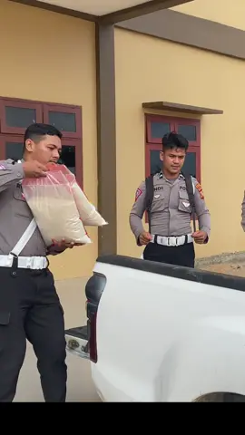 Personil Sat Lantas Polres Pulau Taliabu melaksanakan giat Bantuan Sosial kepada masyarakat yang kurang mampu di seputaran Desa Bobong dan Desa Wayo Dalam Rangka HUT Lalu Lintas Yang KE-70 #polantaspresisi #satlantaspolrespulautaliabu #HUTLALULINTAS70 @NasarZedWas @IS134T 2453 