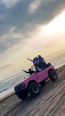 Dari pada mikiran kamu mendingan naik jeep di gumuk pasir terus joget bareng kita kitaa,,yaa kan yaa dong😂 #gumukpasir #wisatajogja #jeepwisatajogja 