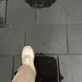 بين فرحة لقاك وهم فرقاك لاتذكرت جرح ولا نسيتك حي هالشوف ماتنمل دنياك شف سواة العيون ليا لقيتك عين تشربك شوف وعين تظماك لاذبحني ظماك ولا رويتك قمت اخيلك هنا وهناك وهناك وين ترحل بي النظره نصيتك ان تبسمت قلت الموعد شفاك وان تمنعت بانفاسي دعيتك🕒#fyp #like #share #Summer #londontiktok 