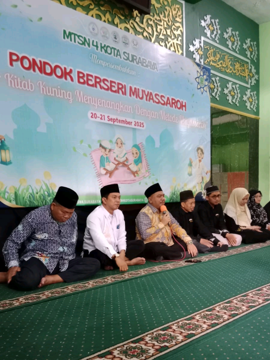✨ *Pondok Berseri Muyassaroh MTsN 4 Surabaya* ✨ 📅 20–21 September 2025 | 📍 Kelas 7I Kegiatan Pondok Berseri kali ini diawali dengan pembukaan oleh Kepala Kantor Kemenag Surabaya, Bpk. Dr. H. Muhammad Muslim, S.Ag., M.Sy. Dengan tema: “Belajar Kitab Kuning Menyenangkan dengan Metode Muyassaroh” 📖✨ Semoga melalui kegiatan ini, para siswa semakin semangat menimba ilmu agama dengan cara yang mudah, menyenangkan, dan penuh keberkahan. 🌿 Ikuti terus informasi terbaru dari kami di: Instagram : @mtsn4kotasurabaya Website : mtsn4sby.sch.id TikTok : mtsn4kotasurabaya Facebook : mtsn4kotasurabaya Saluran WhatsApp : s.id/mtsn4sby YouTube : mtsn4kotasurabaya #PondokBerseri #MTsN4Surabaya #Muyassaroh #KitabKuning