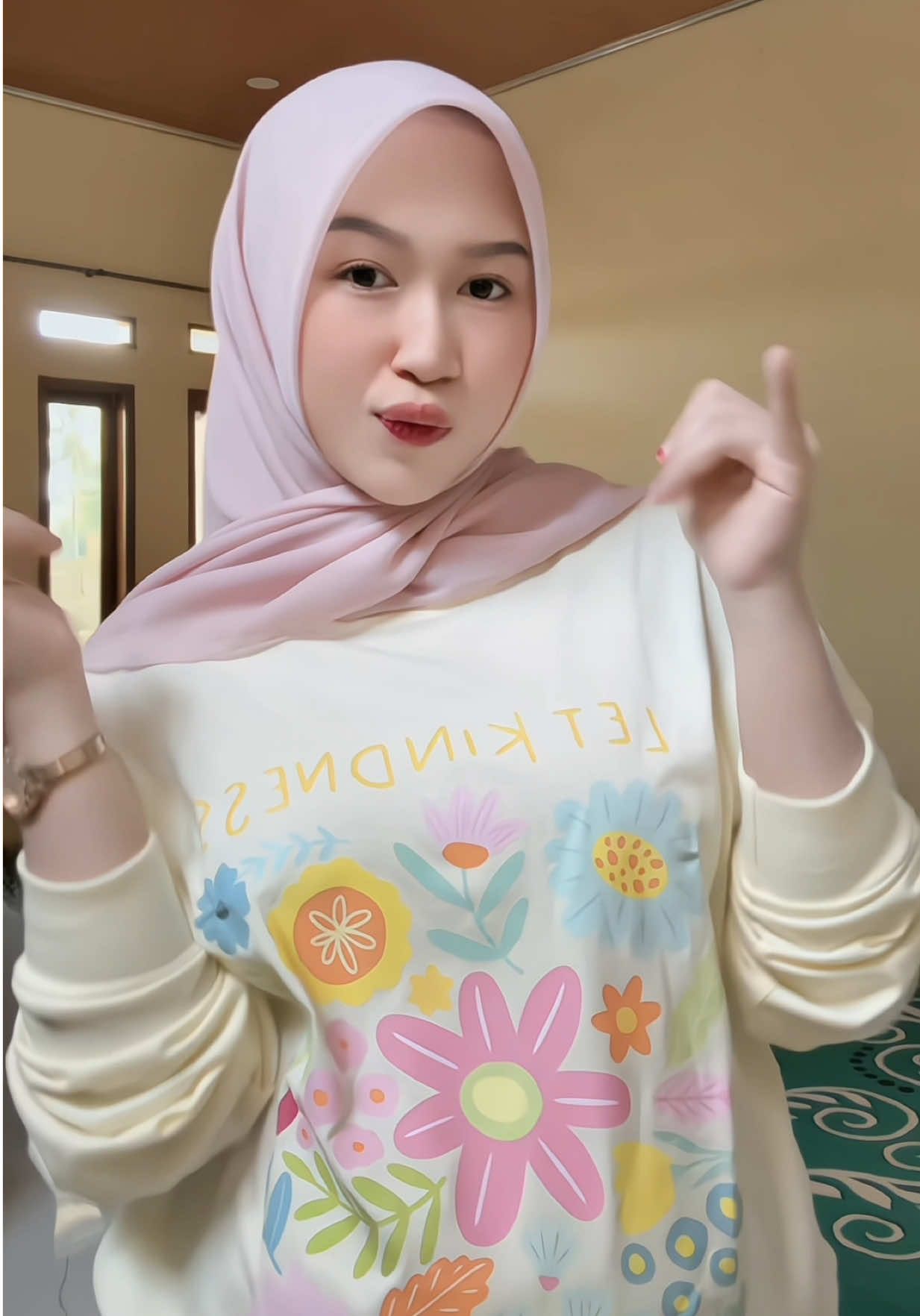 gemess bgt kaosnyaa😭💕 #kaoslenganpanjang#kaosoversize#kaoswanita#outfitideas#fyp 