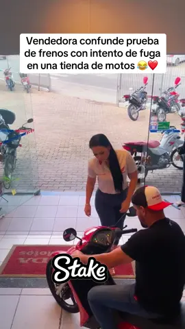 Vendedora confunde prueba de frenos con intento de fuga en una tienda de motos 😂 Vía 🎥 IG/julianahondaoficial