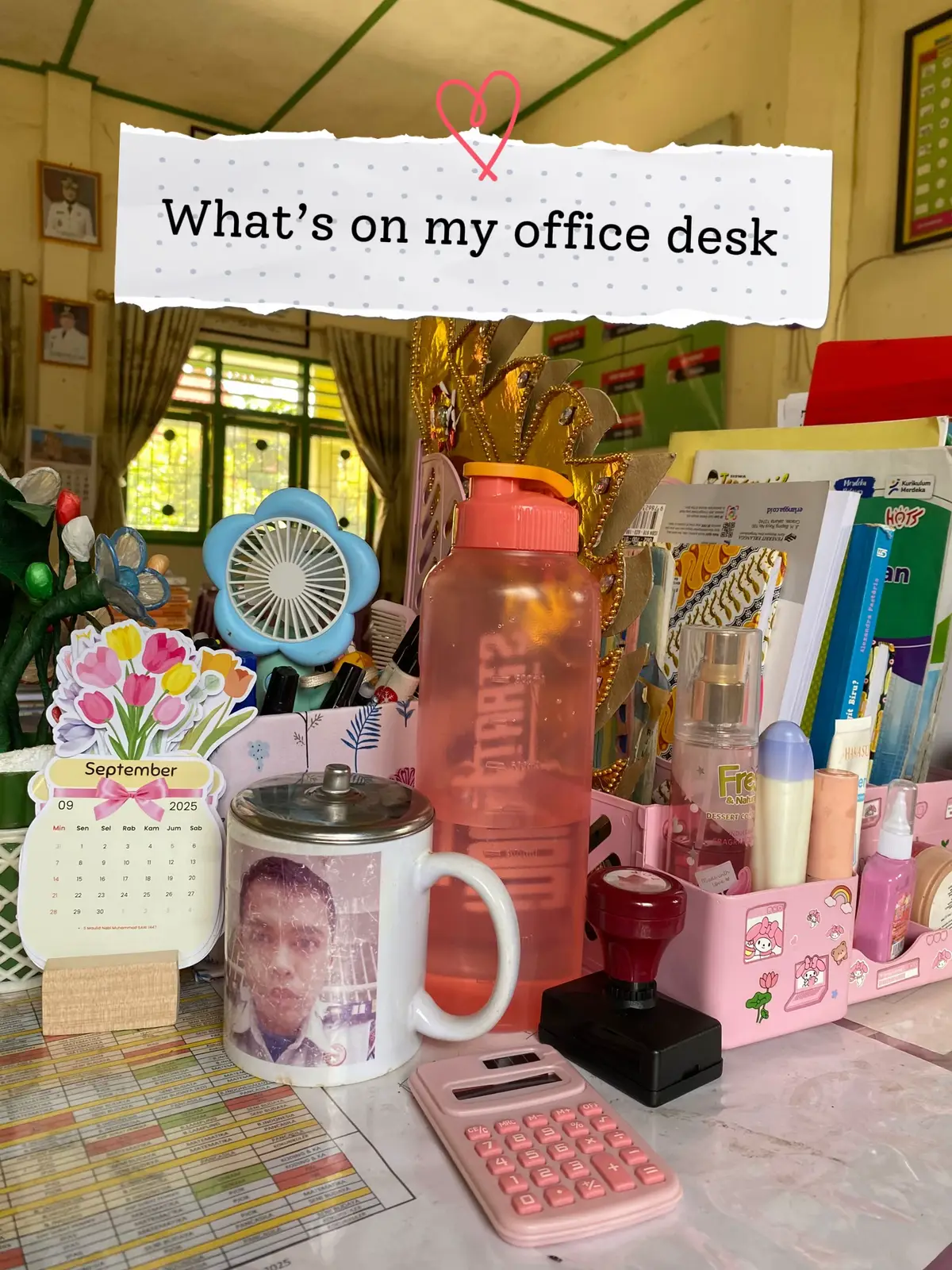 Belum sempurna tapi lumayan laah #mejakantor #dekorasimejakantor #lucu