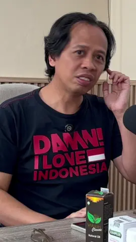Saya tak pernah membayangkan punya uang 100 miliar. Bahkan punya 100 juta di rekening pun dulu terasa jauh. Tapi sejak awal, itu memang bukan tujuan saya. Yang selalu saya pikirkan adalah bagaimana memberi dampak Cinta yang hadir tanpa syarat, memberi tanpa pamrih, seperti orang tua yang menyentuh anaknya hanya karena cinta itu sendiri. Itulah pesan yang saya sampaikan lewat Varash menyayangi tubuh dengan tulus, tanpa tuntutan apa pun. #VarashClassic #MinyakVarash #SentuhanCintaYangMenyembuhkan #WarisanPengobatanNusantara