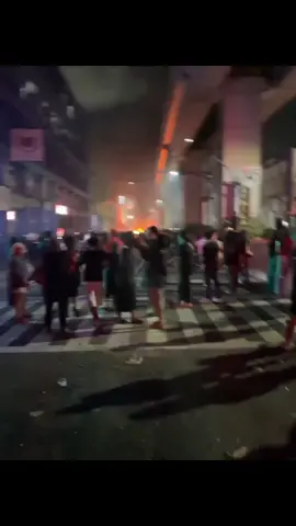 One Piece Ikut Turun ke Jalan! Demo Filipina Lawan Korupsi Rp159 Triliun 🗓️ Filipina, Minggu, 21.09.2025 Dokumentasi jurnalis @ezra_acayan memperlihatkan protes besar warga Filipina yang berlangsung hingga malam 🌃. Massa aksi bahkan membakar mobil kontainer 🚛🔥. Di tengah ribuan demonstran, berkibar bendera One Piece 🏴‍☠️, simbol perlawanan generasi muda ✊. Aksi ini menuntut akuntabilitas atas dugaan korupsi proyek pengendalian banjir senilai ₱545 miliar (~Rp159 triliun) ⚖️⚖️. #fyppppppppppppppppppppppp #indonesia🇮🇩 #new #bangkalan_madura #fypシ゚ @Barisan ManFaat 