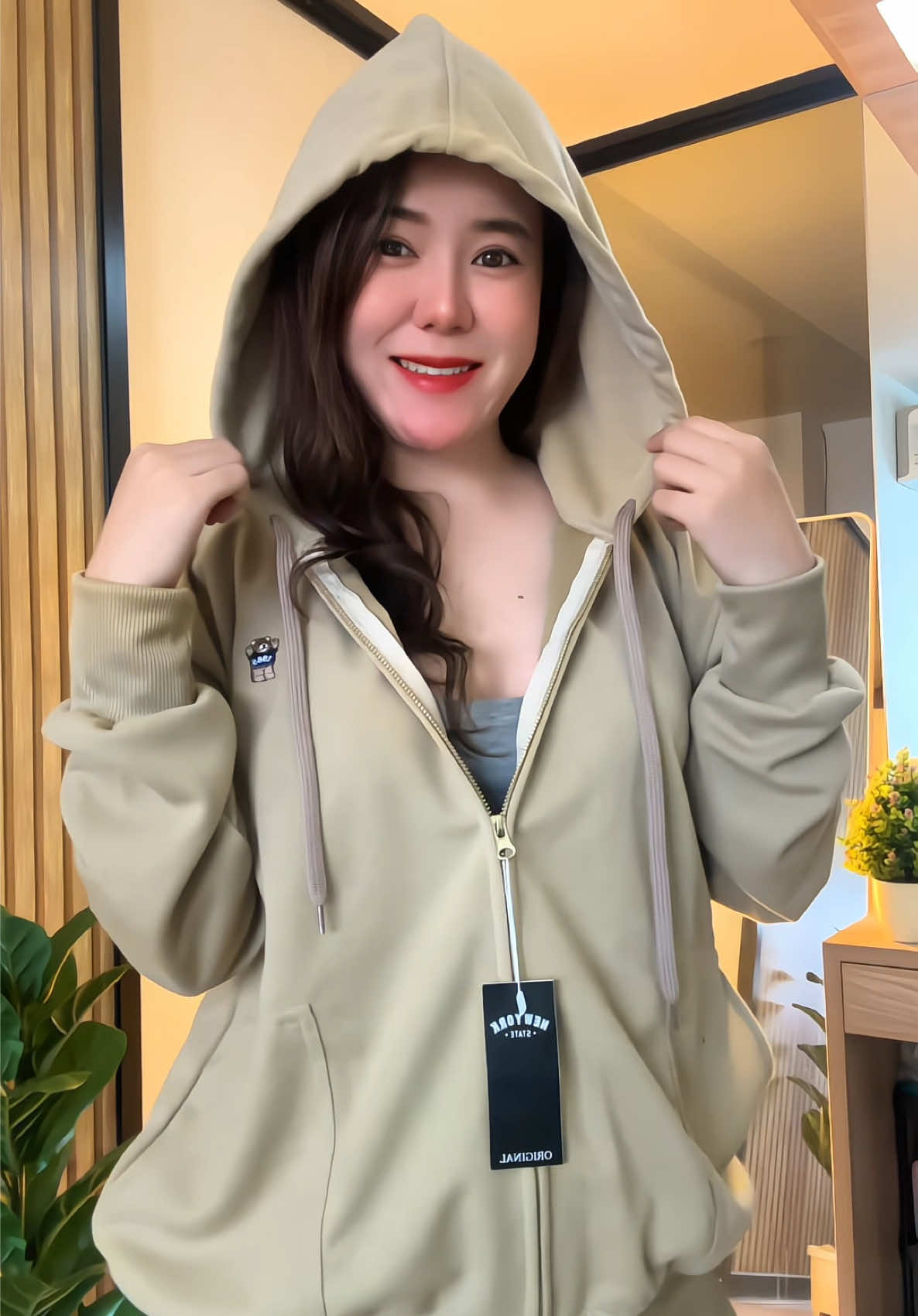 พิกัด เสื้อคลุม New York แท้ รุ่น ปักหมีที่อก รุ่นนี้สวยตรงปก งานปักน่ารัก ตัวผ้าหนานุ่ม ไม่เป็นขุย ซักแล้วสีไม่ตก เนื้อผ้าดีใส่สบายมาก 🩶🫶🏻✨✨✨ #เสื้อกันแดด #เสื้อกันหนาว #เสื้อคลุม #เสื้อแขนยาว #เสื้อแขนยาวมีฮู้ด  