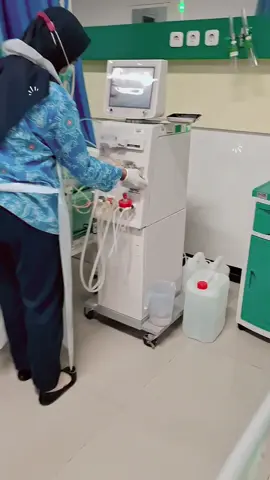 🩺 Kenapa Dukungan Keluarga Penting untuk Pasien Hemodialisis? 💖 Karena perjalanan hemodialisis itu bukan hal mudah... Pasien harus rutin cuci darah, atur pola makan & minum, serta menjaga semangat. 👨‍👩‍👧‍👦 Peran keluarga sangat besar! ✅ Menjadi teman setia saat terapi ✅ Memberikan motivasi & semangat ✅ Membantu mengingat jadwal & aturan ✅ Menjaga suasana hati pasien tetap positif ✨ Ingat, dukungan keluarga sangat penting karena membuat pasien lebih patuh terhadap terapi, lebih tenang secara mental, lebih terjaga kesehatannya dan memiliki kualitas hidup yang lebih baik #CapCut #pejuangdialisis #fyp #dialisisrsudrsuyudi