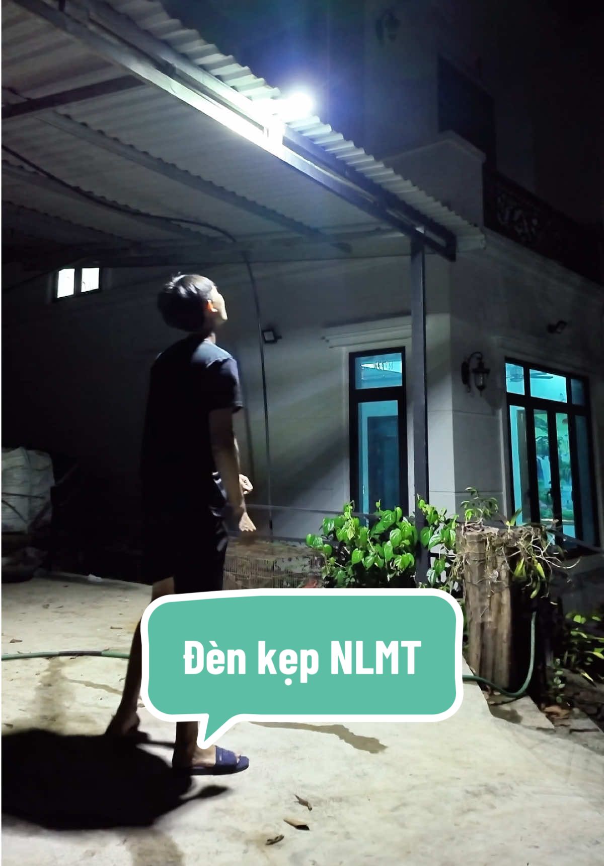 Đèn kẹp năng lượng mặt trời, muốn sáng ở đâu thì chỉ cần kẹp cái này ở đó #hieudadung #denkepnangluongmattroi #dennangluongmattroi #dennangluongmattroigiatot #denkep 