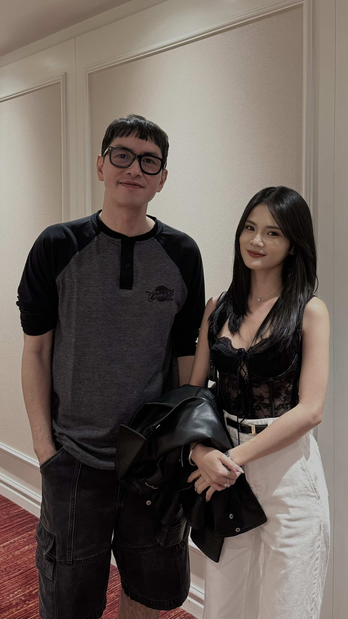 Took this video with him before the show. Sobrang bait at gwapo naman po! @rico blanco Anw, malamig at may bagyo today. Stay safe, everyone! 🫣🤍 #ricoblanco #oktoberfest2025 #fyp 