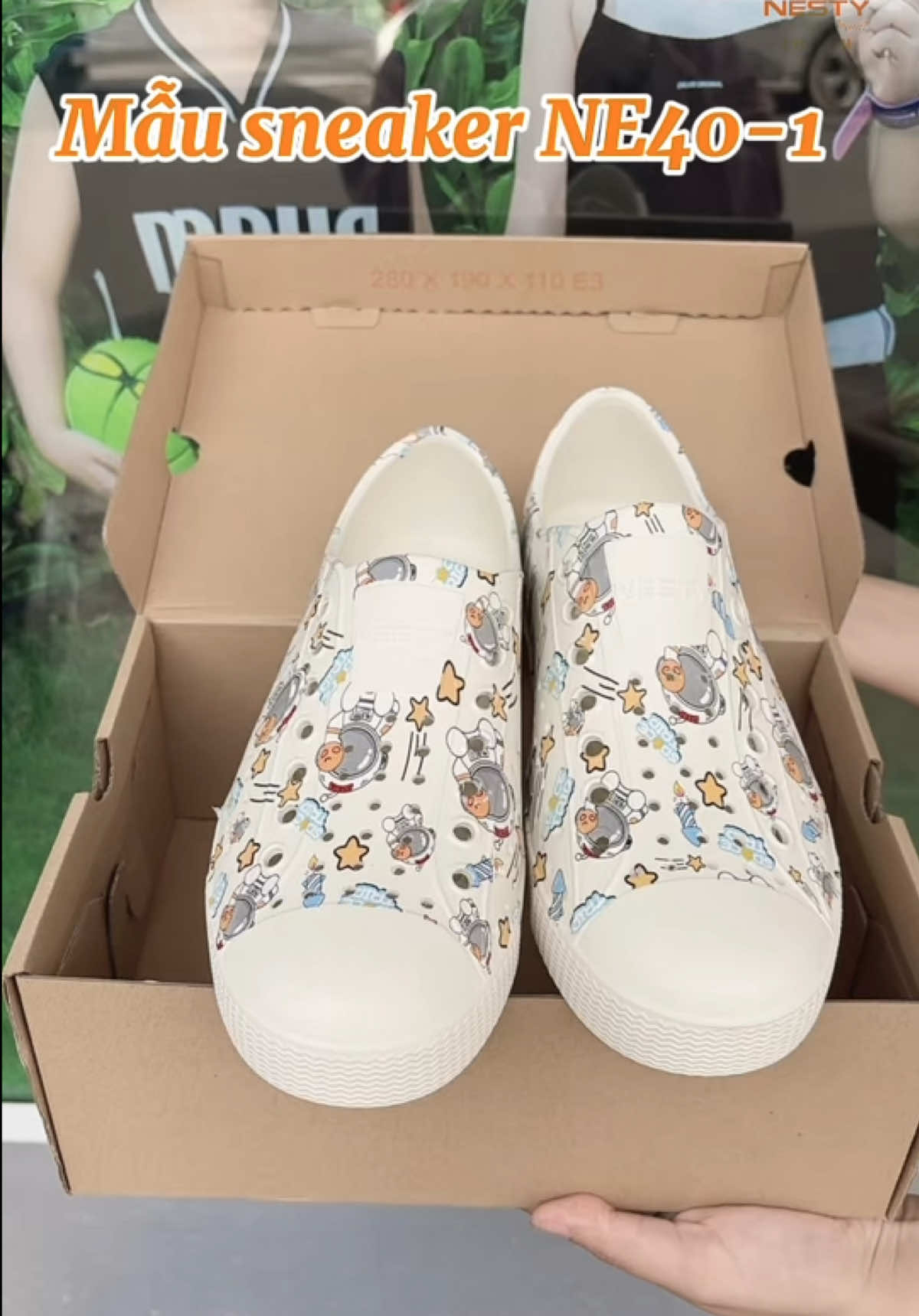 🌈NE40-1 – MẪU SNEAKER IN HỌA TIẾT NGỘ NGHĨNH, ĐÁNG YÊU 🌈 🌸 Thiết kế trẻ trung với họa tiết in sinh động, tạo điểm nhấn khác biệt cho phong cách thường ngày. Form giày ôm gọn bàn chân, mang lại sự thoải mái và dễ dàng phối hợp với nhiều outfit. 👉🏻 Full size: 33 đến 44 👉🏻 Phù hợp cho cả gia đình: bố, mẹ và bé đều có thể diện 👉🏻 Chất liệu EVA cao cấp: siêu nhẹ, mềm dẻo, thoáng khí 👉🏻 Đế chống trơn trượt, di chuyển an toàn mọi lúc mọi nơi 👉🏻 Màu sắc tươi sáng, trẻ trung – dễ thương hết nấc #nestyphuyen #nestystorevietnam #cuahanggiaydep #nesty #xuhuong 