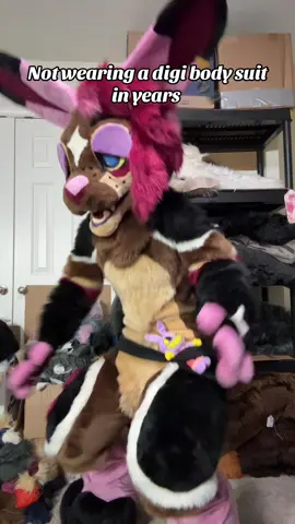 It’s been so long! But I love her too much to weight me down!  #fursuit #fursuiter #fursuiting #fursuitmaker 
