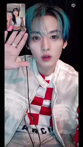 Finally decided to post the rest since people are going to find fault with anything anyways. Did I understand what he was saying, not really. Did I still enjoy the opportunity to talk with him, absolutely ☺️ #skz #skzstay #fancall #straykids #leeknow 