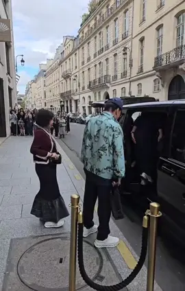 Jiyong's family in Paris #gd #übermensch #paris #family #parents 