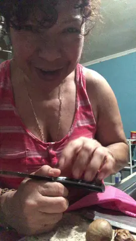 en la noche dejo en el fuego mi bebida de diario para la flasides pepita de aguacate las ojas de guayaba jimjibre curcuma canela eucalipto manzana todo importa eso me ayuda a estar sana #virus #lejos #fuerte 