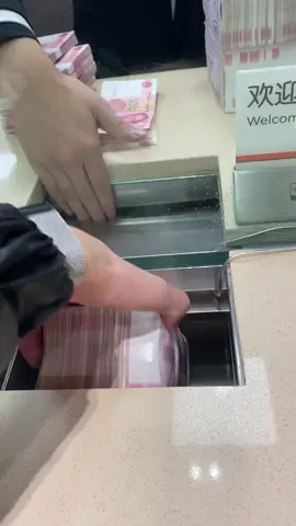 好好努力吧兄弟 没钱别怪她物质 你都知道找个漂亮的 她不能找个有钱的吗。