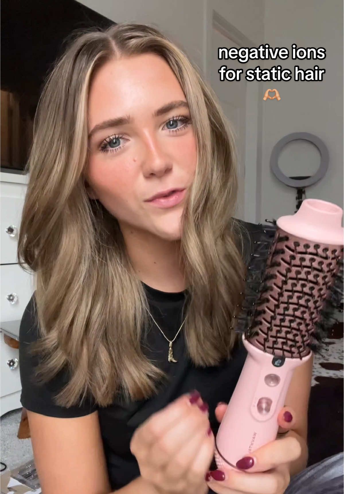 love my negative ion hair products! 😍 @wavytalkofficial #wavytalkhair #statichair #negativeions #hairtutorial 