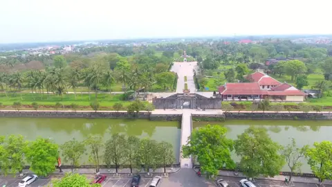 Thành cổ Quảng Trị nằm ở trung tâm thị xã Quảng Trị, bên bờ Nam sông Thạch Hãn. Diện tích chỉ khoảng 2 km², nhưng đây là vị trí chiến lược quan trọng, kiểm soát cửa ngõ Bắc – Nam miền Trung. Trong Chiến dịch Mùa hè đỏ lửa năm 1972, Thành cổ trở thành điểm chốt then chốt mà cả Quân Giải phóng lẫn Quân đội Việt Nam Cộng hòa đều quyết giành giật bằng mọi giá. Tổng bom đạn trút xuống thị xã + Thành cổ Quảng Trị khoảng 328.000 tấn,Tương đương sức công phá của gần 7 quả bom nguyên tử Mỹ đã ném xuống Hiroshima năm 1945, mỗi chiến sĩ phía ta trung bình phải chịu 100 quả bom, 200 quả đạn pháo#lichsuvietnam #muado #quangtri #xuhuong 