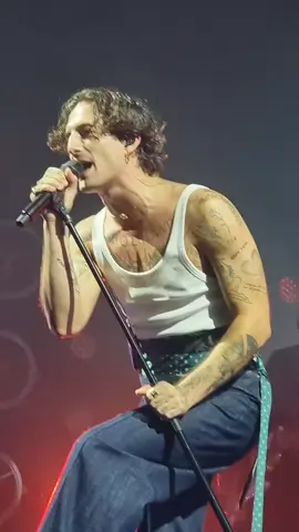 The First Time......... !! Love the ties around the waist...... Epic!! @Damiano David #🇪🇸 #barcelona #damianodavid #worldtour #funnylittlefears 