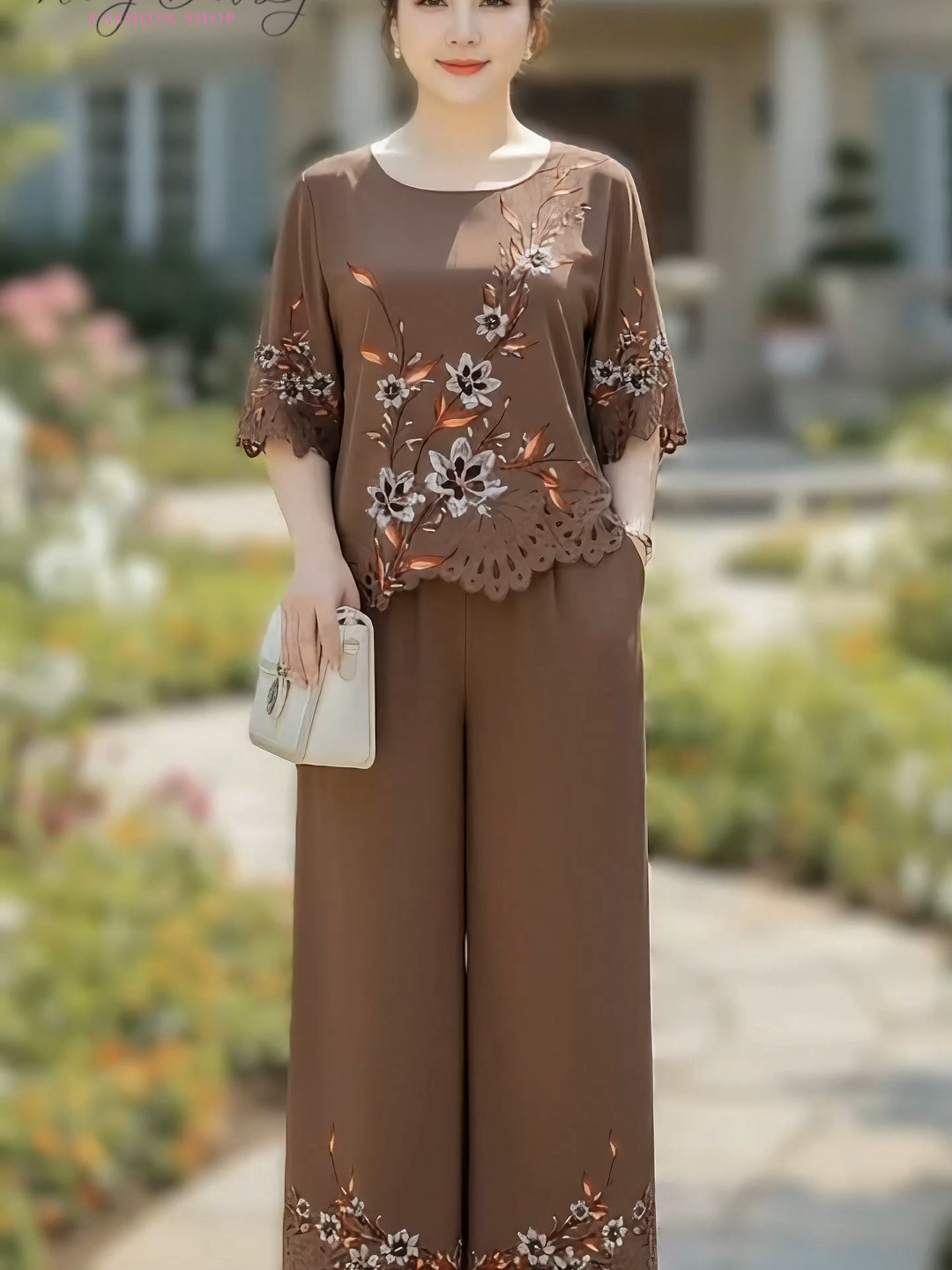 ✨ Bộ lụa trung niên cao cấp – giải pháp cho chị em muốn thoải mái nhưng vẫn sang trọng. 👗 Chất lụa mềm mịn, mát da, che khuyết điểm tốt. 🌸 Họa tiết hoa tinh tế + viền khoét lỗ lạ mắt, mặc đi chơi hay dạo phố đều đẹp.#nangdaily #botrungnien #thoitrangnu #quatangme #thoitrangtrungnien #bodotrungnien #quatangmechong #dichua #boduilua