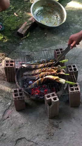 “Miền Tây thương lắm những món ăn đồng quê: cá trê vàng nướng trui thơm lừng bên bờ ruộng, nồi canh chua bông điên điển ngọt mát, dĩa rau đồng dân dã… Tất cả mộc mạc nhưng lại chứa đựng hồn quê, níu chân bao người con xa xứ.”  #đặcsảnmiềntây #mónngonđồngquê #ẩmthựcmiềntây #hươngvịquênhà  #TroVeQueHuong 