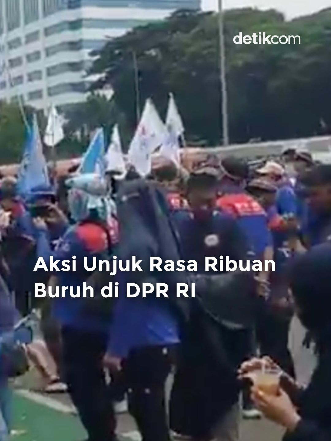 Massa yang tergabung dalam aliansi buruh menggelar aksi unjuk rasa di depan gedung DPR/MPR RI, Jakarta Pusat hari ini. Sebanyak 5.367 personel gabungan disiagakan untukmu mengawal demonstrasi. 