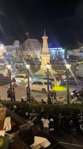 Nongki dsini, ngantri bgt kl mau duduk di luar soalnya Best View #yogyakarta #kebonndalem #tugujogjakarta 