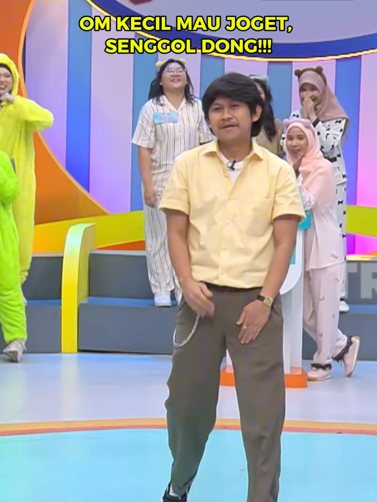 Ayooo Om Kecil!!! Kasih paham dong joget yang bener tuh kayak gimana🕺 Perhatiin yaa @elrumiii 🤣🤭 #arisan #arisantrans7 #arisankomedi #indrajegel #elrumi #suryainsomnia #diTRANS7aja @arisantrans7