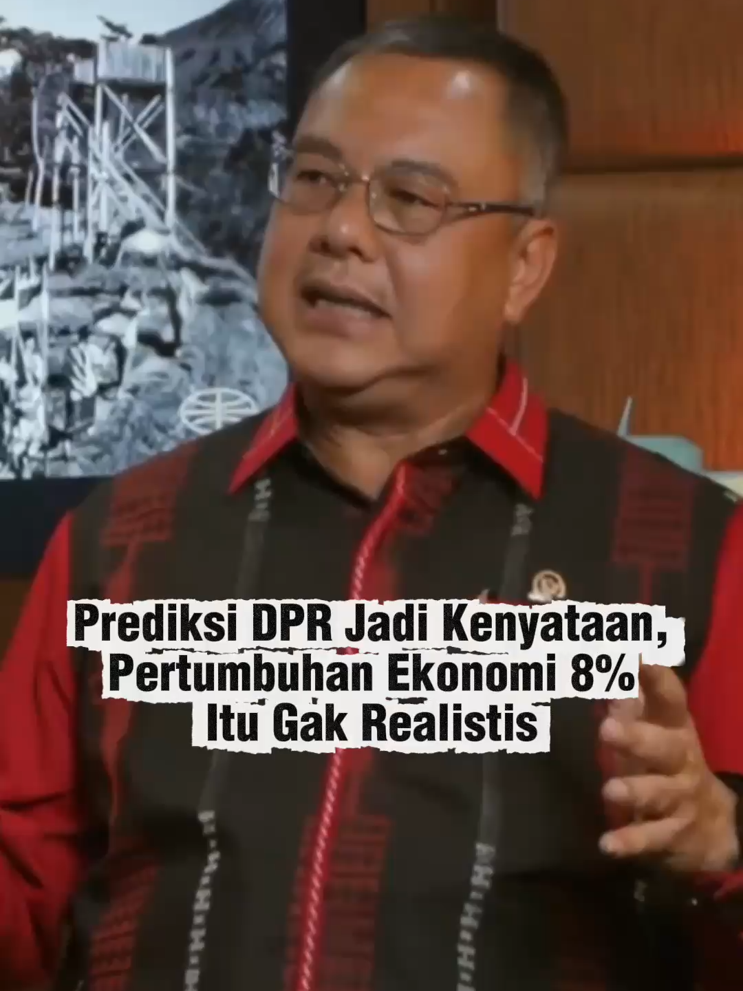 Prediksi Pak Harris Turino jadi kenyataan. Di Bulan April lalu anggota DPR RI Fraksi PDI Perjuangan ini sudah menyampaikan bahwa pertumbuhan ekonomi 8% itu tidak realistis.  Sekarang kenyataan seperti itu. Presiden merevisi target pertumbuhan ekonomi jadi 5,3%. #pdiperjuangan #fraksipdiperjuangan #sejutainfo #harristurino #ekonomi #DPRRI